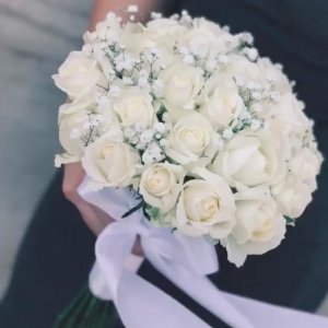 זר כלה ורדים לבנים