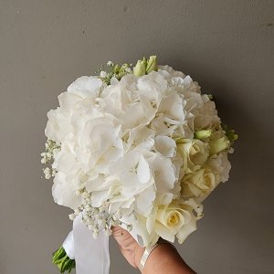 זר כלה  הורטנציה וורדים לבנים