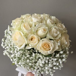 זר כה ורדים וגיפסנית