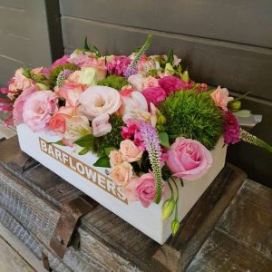 סידור פרחי קיץ בתיבה