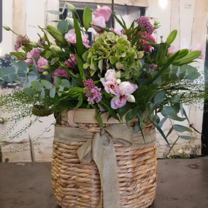 זר ורוד ירוק בסל