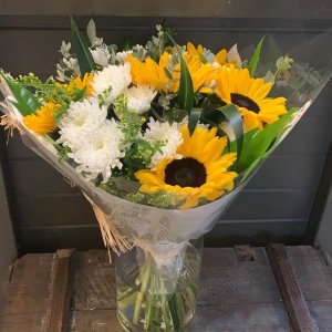 זר כפרי חמניות חרציות לבן