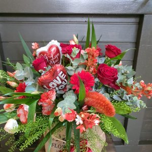 זר אדום בשק יוטה