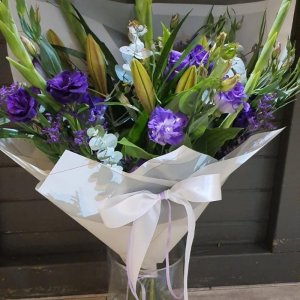 זר לבן סגול גבוה