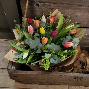 זר טוליפים צבעוני