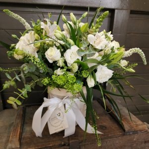 זר לבן בשק יוטה