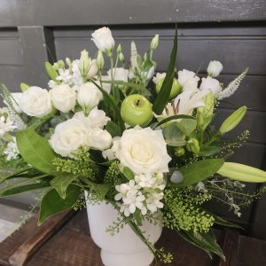 זר לבן חגיגי בכלי על רגל