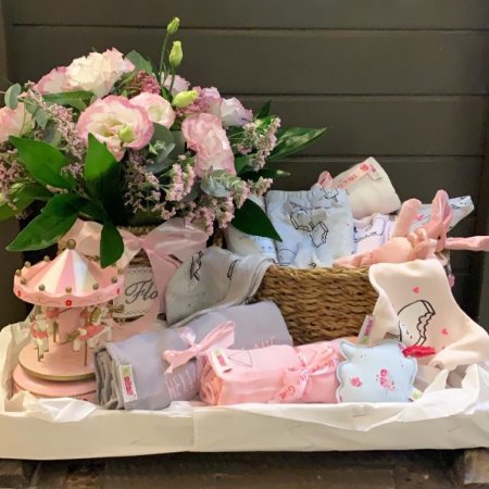 מארז לידה ענק להולדת בת בשילוב פרחים