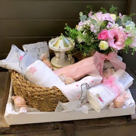 מארז לידה להולדת בת בשילוב פרחים