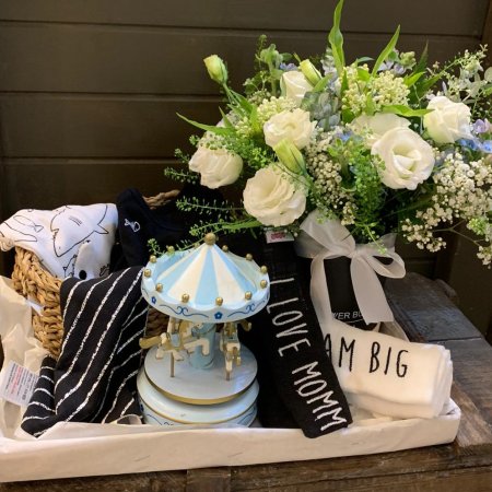 מארז לידה להולדת בן בשילוב פרחים