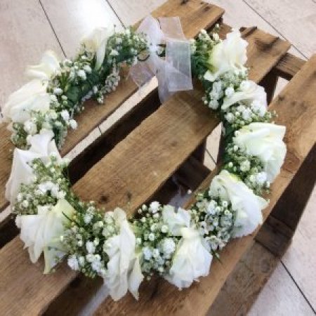 כתר פרחים לבן