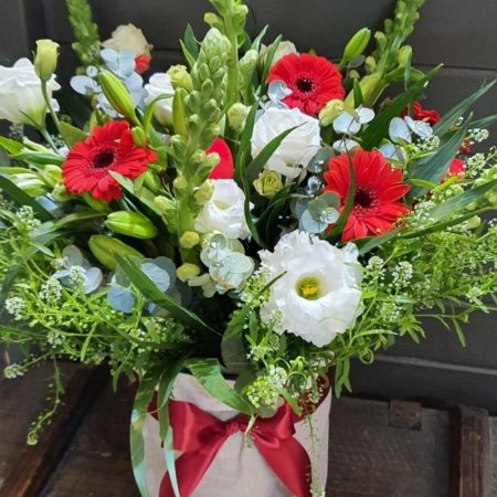 זר אדום לבן בשק יוטה