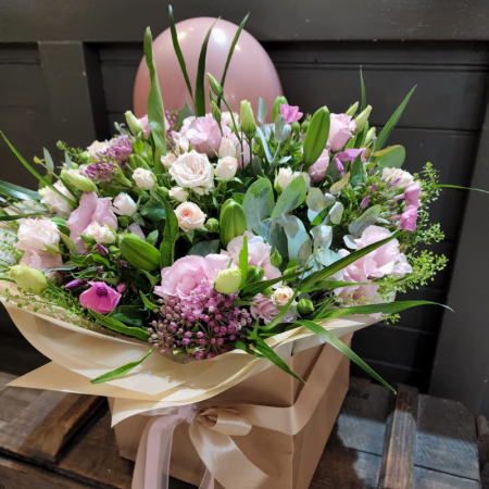 זר ורודים בבוקס גולד חום עם בלון ורוד