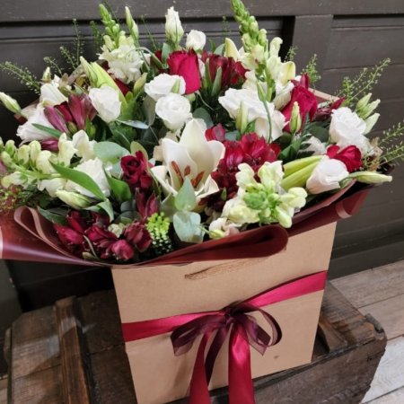 זר מעורב לבן ואדום בתיק קרטון