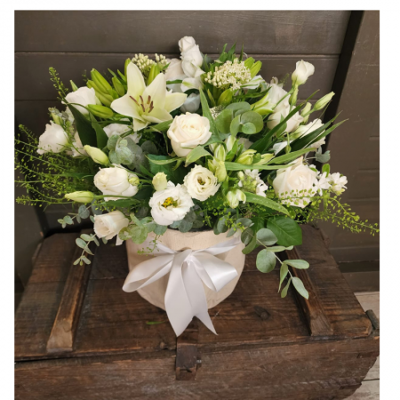 זר כפרי לבן בשק יוטה