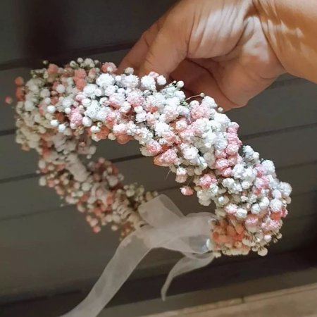 זר לראש גיבסנית לבנה וורודה