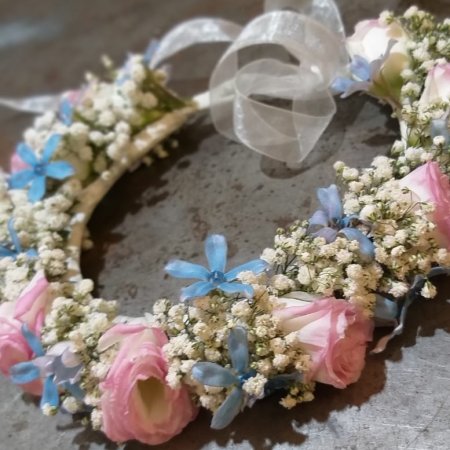 זר לראש לבן ורוד כחול