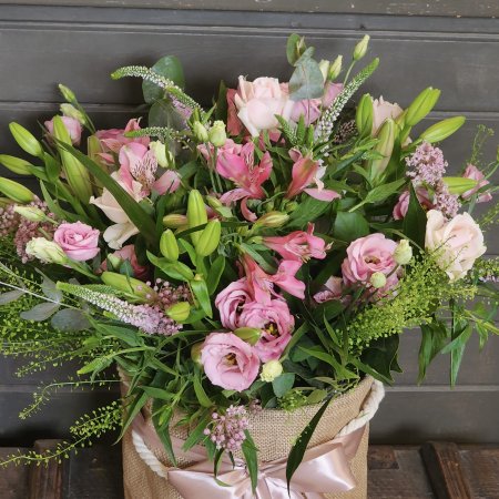 זר ורוד בשק יוטה חדש