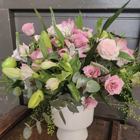 זר ורוד חגיגי בכלי על רגל